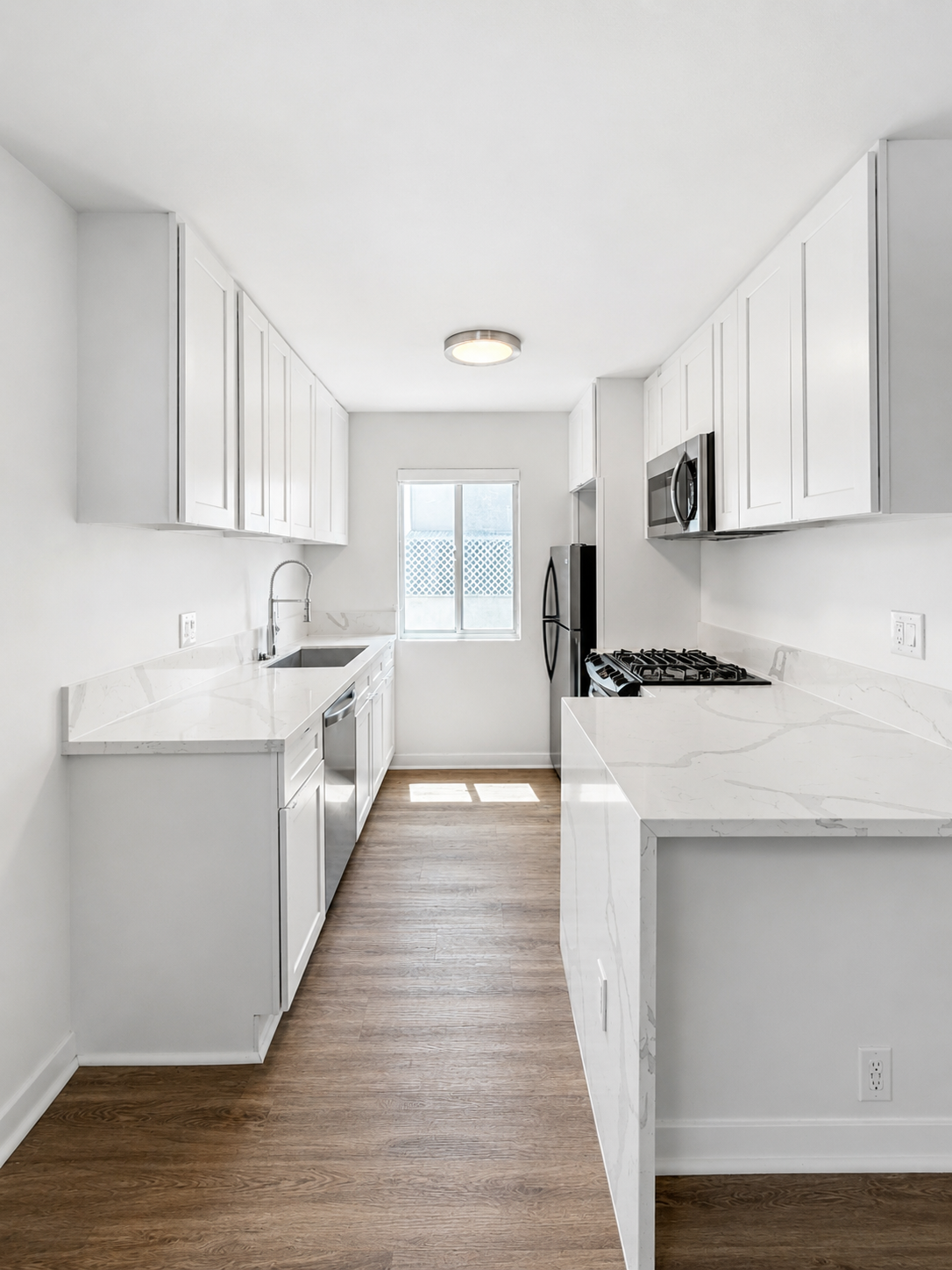 apartment, pet friendly in 1424 12th St, Unit J Santa Monica, CA 90401 — photo 5