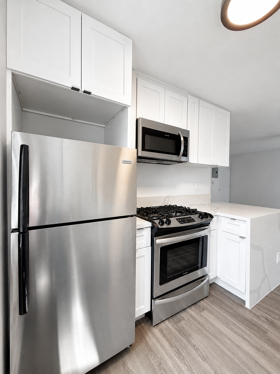 apartment, pet friendly in 1424 12th St, Unit J Santa Monica, CA 90401 — photo 4