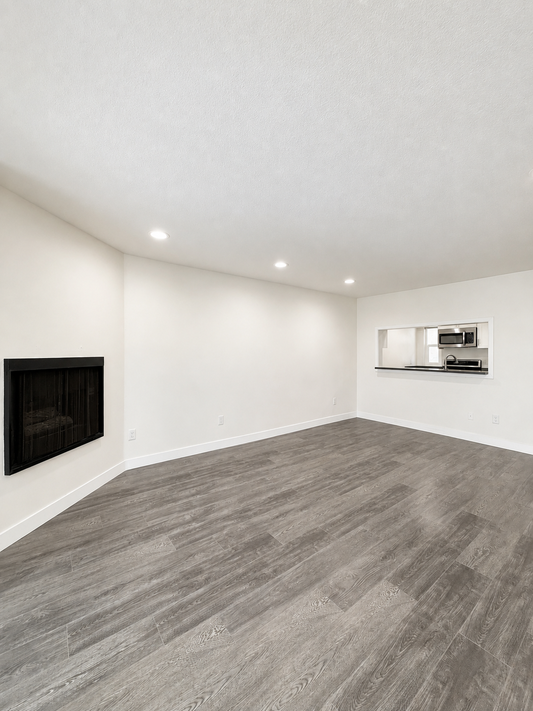 2 bedroom apartment with balcony, pet friendly in 1943 Tamarind Ave, Unit 103 Los Angeles, CA 90068 — photo 2