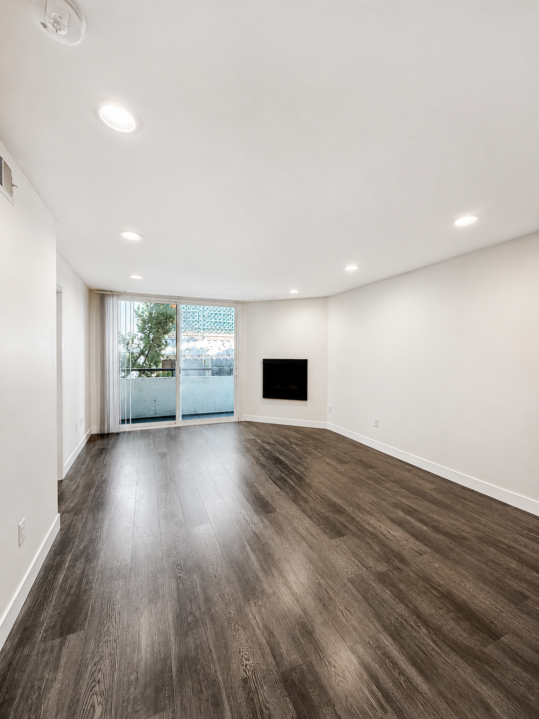 2 bedroom apartment with balcony, pet friendly in 1943 Tamarind Ave, Unit 103 Los Angeles, CA 90068 — photo 9