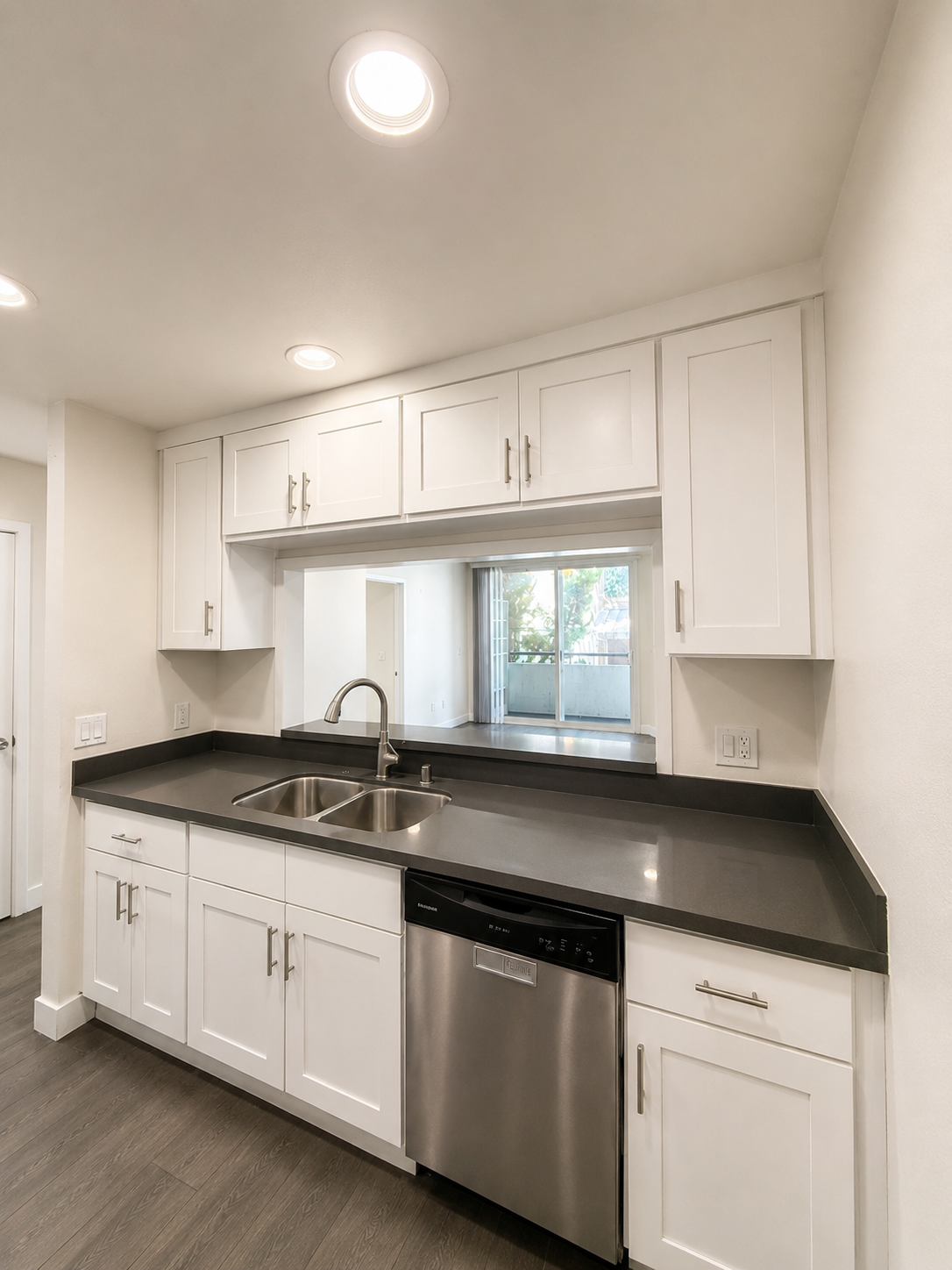 2 bedroom apartment with balcony, pet friendly in 1943 Tamarind Ave, Unit 103 Los Angeles, CA 90068 — photo 6