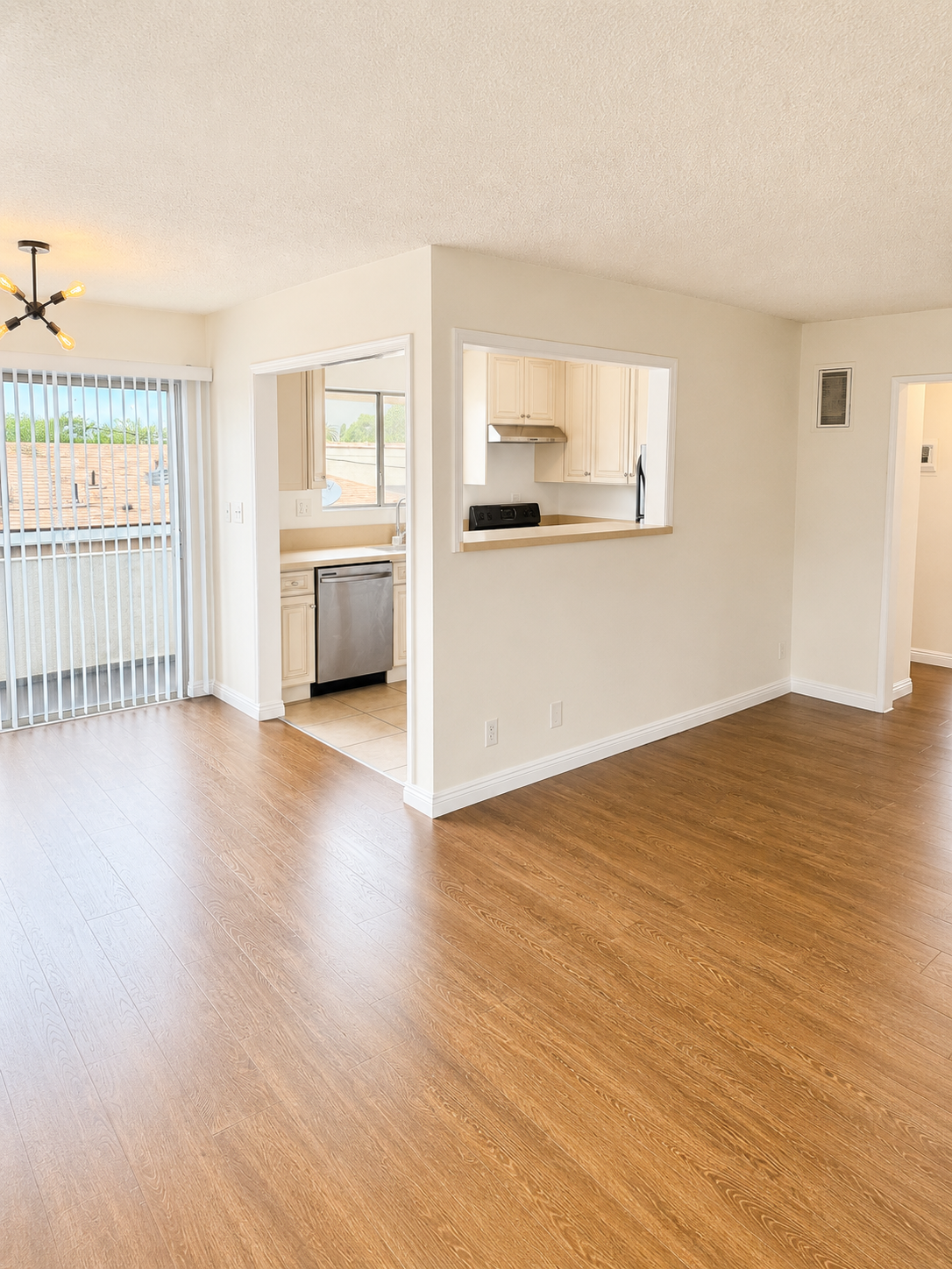 2 bedroom apartment with balcony, pet friendly in 1217 S Ogden Dr, Unit 8 Los Angeles, CA 90019 — photo 2