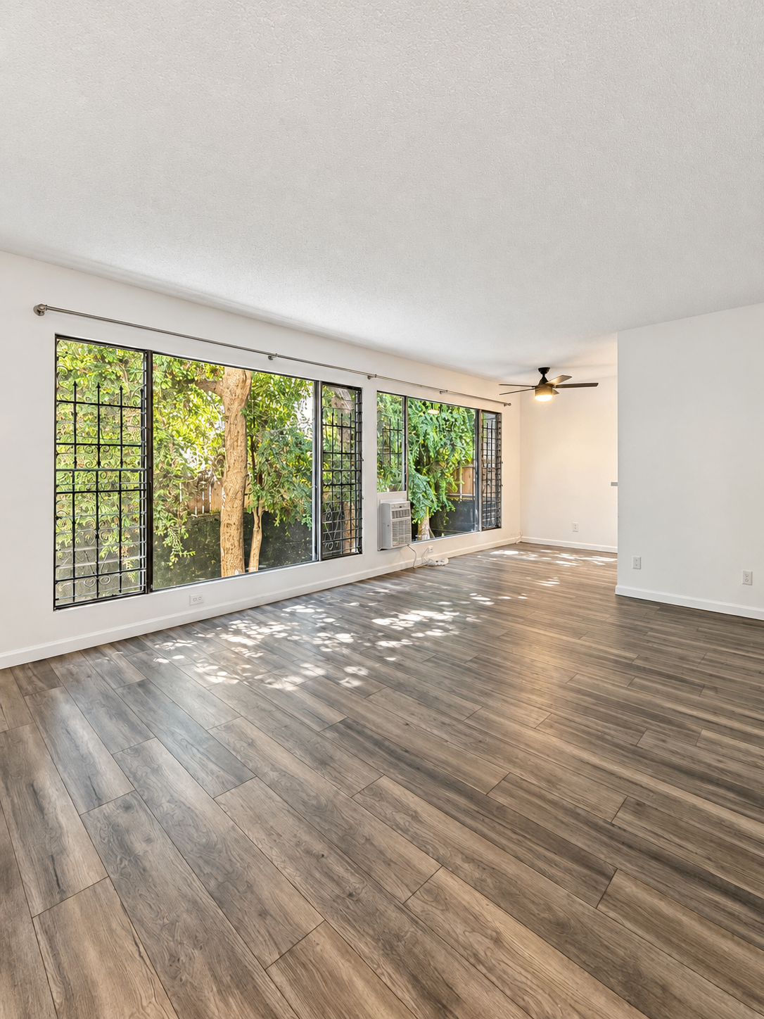 1 bedroom apartment with pool, pet friendly in 1845 Canyon Dr, Unit 7 Los Angeles, CA 90028 — photo 2
