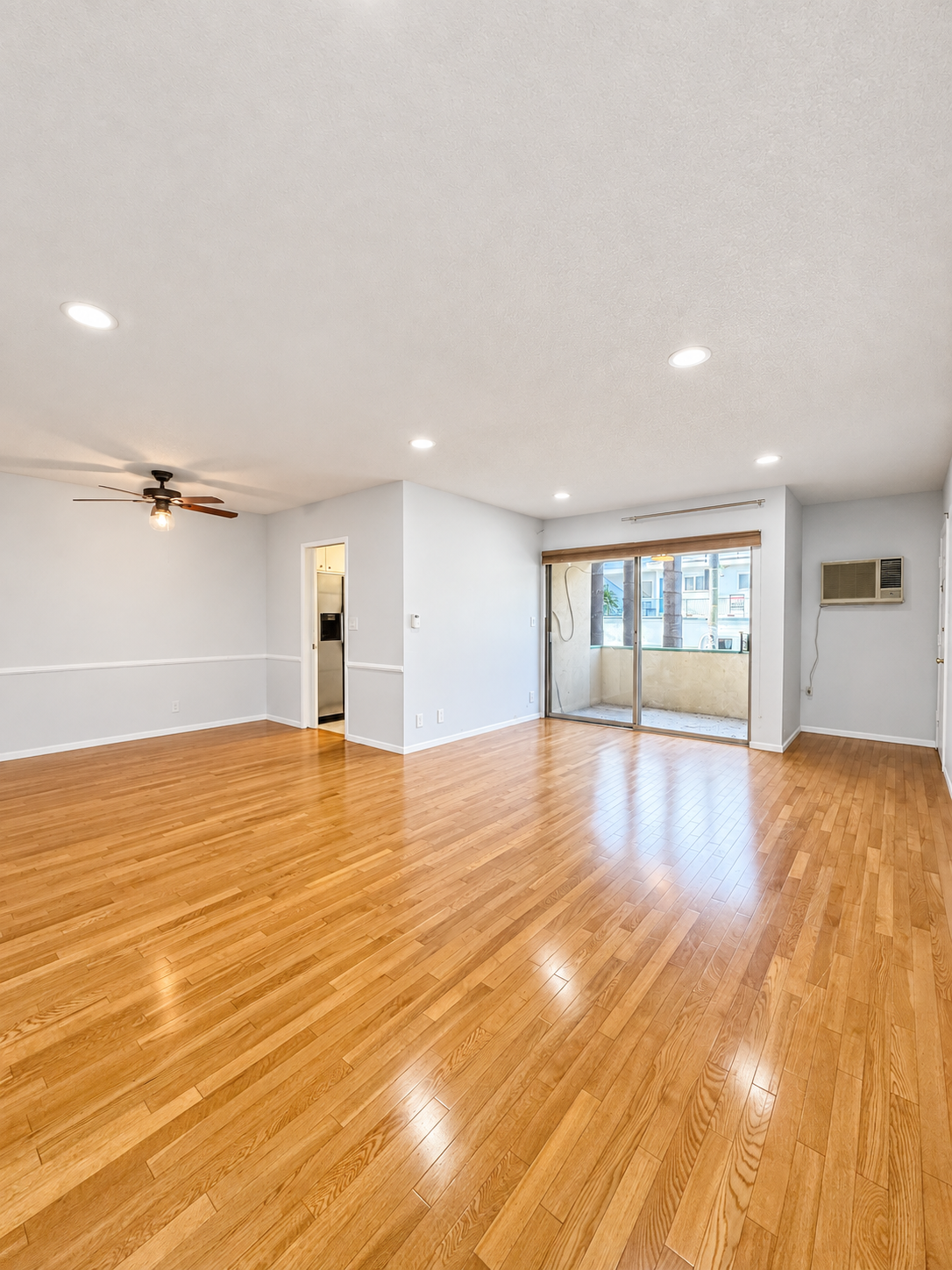 2 bedroom apartment with balcony, pet friendly in 7954 Oakwood Ave, Unit 1 Los Angeles, CA 90048 — photo 2