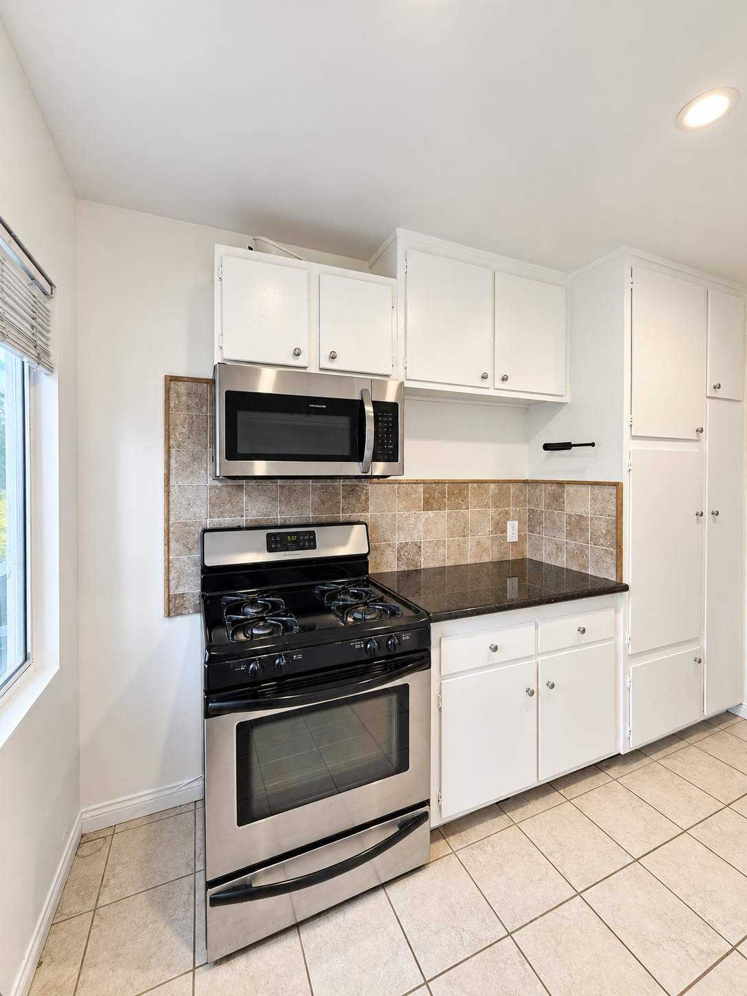 2 bedroom apartment with balcony, pet friendly in 7954 Oakwood Ave, Unit 1 Los Angeles, CA 90048 — photo 5