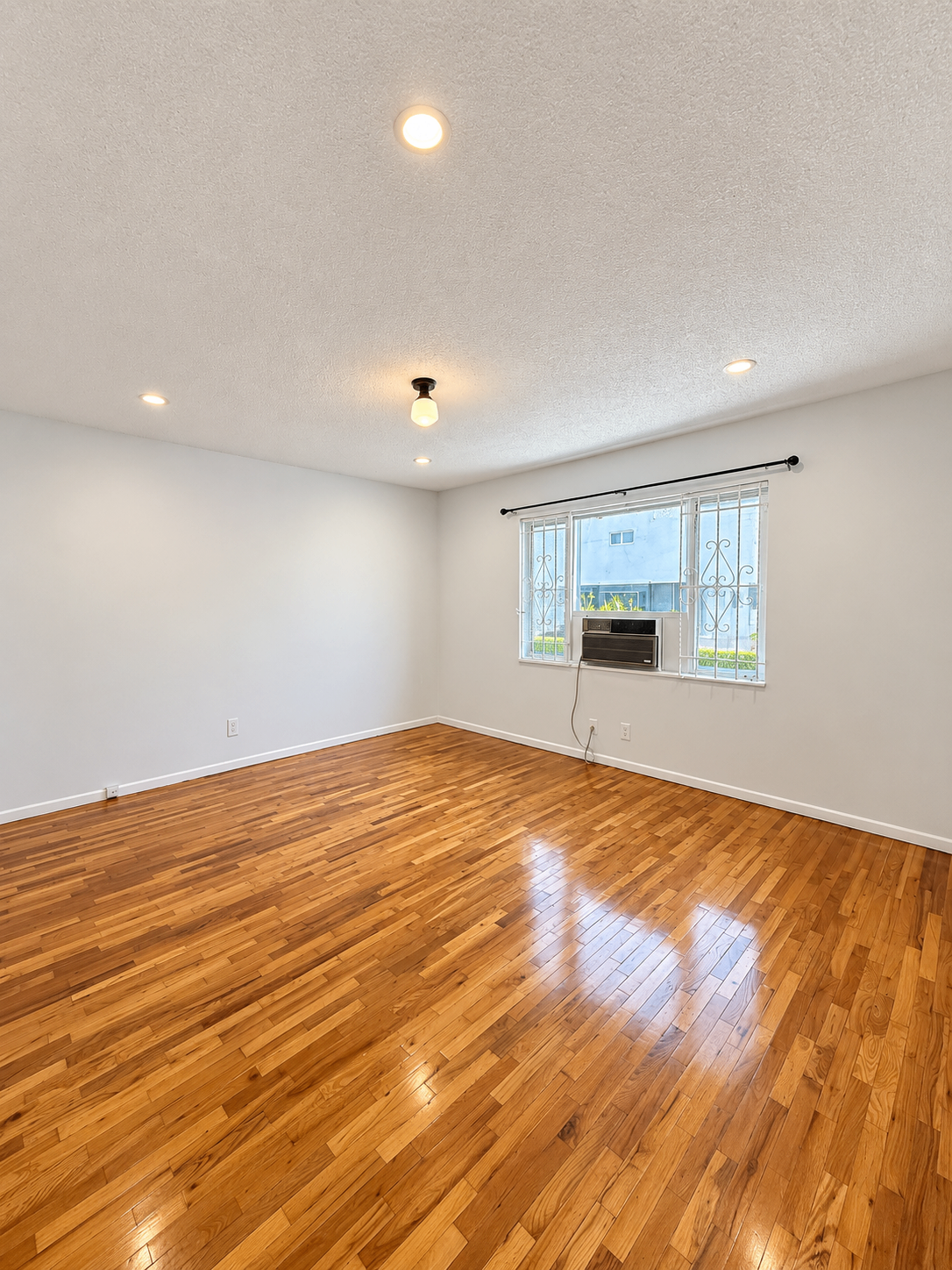 2 bedroom apartment with balcony, pet friendly in 7954 Oakwood Ave, Unit 1 Los Angeles, CA 90048 — photo 4