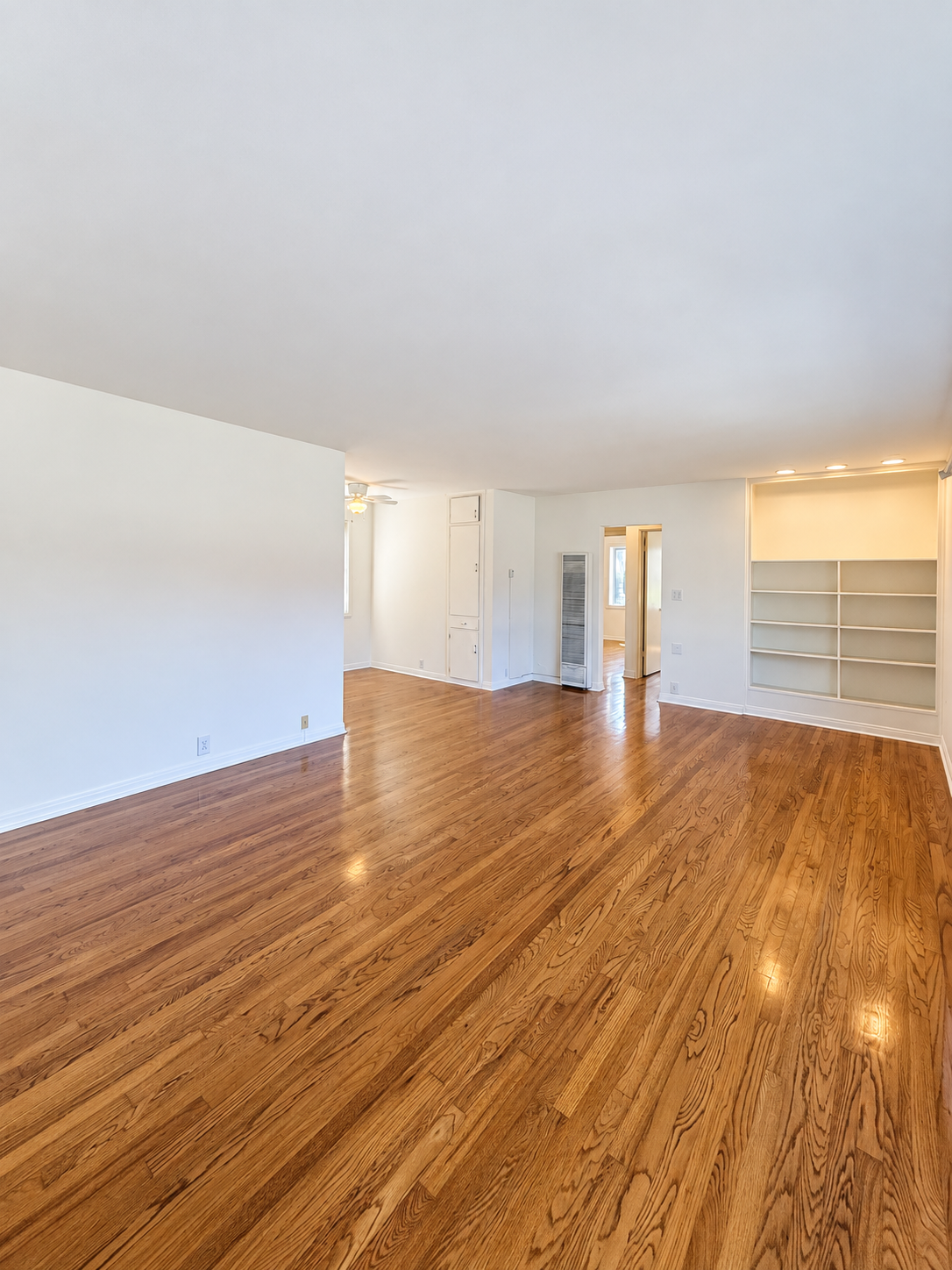 2 bedroom apartment, pet friendly in 418 Vernon Ave, Unit A Los Angeles, CA 90291 — photo 2