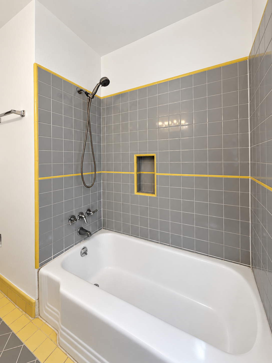 2 bedroom apartment, pet friendly in 418 Vernon Ave, Unit A Los Angeles, CA 90291 — photo 8