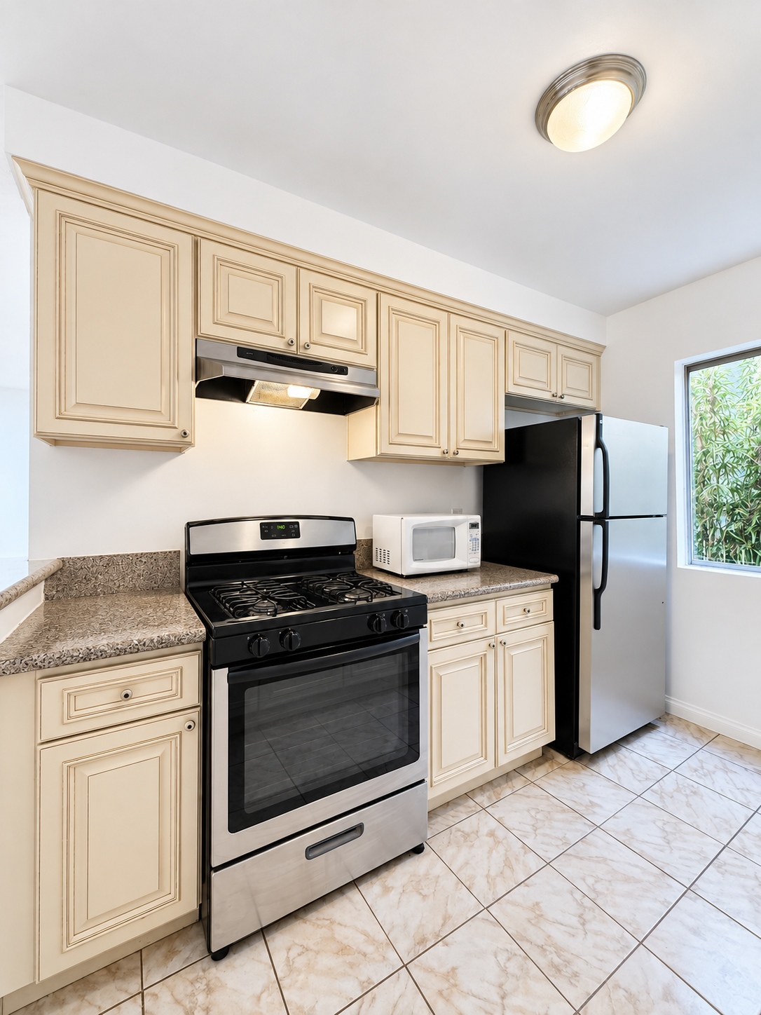 3 bedroom apartment, pet friendly in 1044 N Curson Ave, Unit 1 West Hollywood, CA 90046 — photo 5