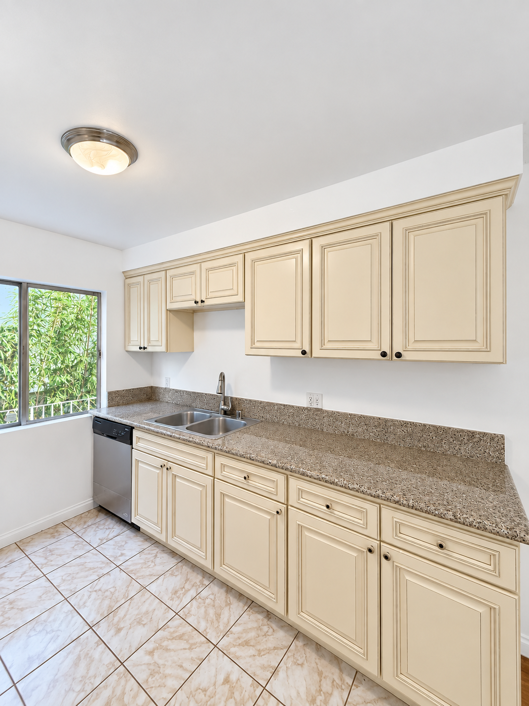 3 bedroom apartment, pet friendly in 1044 N Curson Ave, Unit 1 West Hollywood, CA 90046 — photo 6