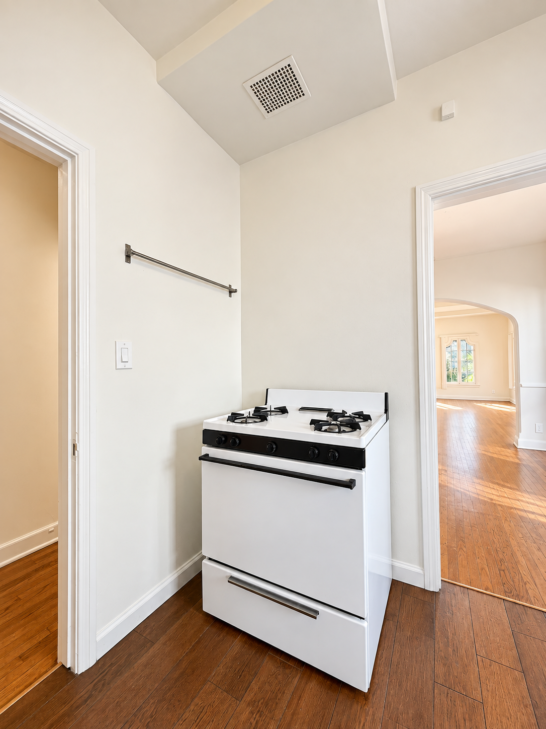 2 bedroom apartment, pet friendly in 456 N Orange Grove Ave, Los Angeles, CA 90036 — photo 7