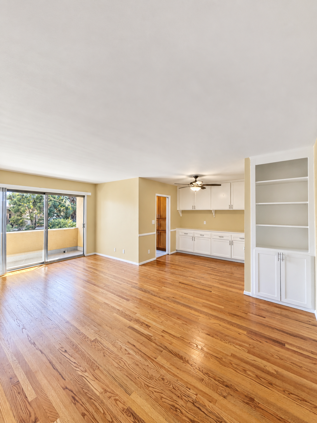 2 bedroom apartment with balcony, pet friendly in 816 Hayworth Ave, Unit 9 Los Angeles, CA 90046 — photo 2