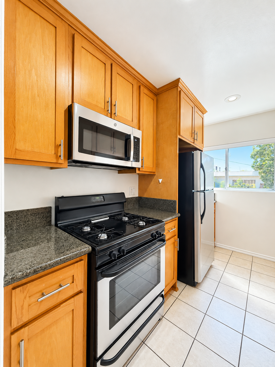 2 bedroom apartment with balcony, pet friendly in 816 Hayworth Ave, Unit 9 Los Angeles, CA 90046 — photo 5