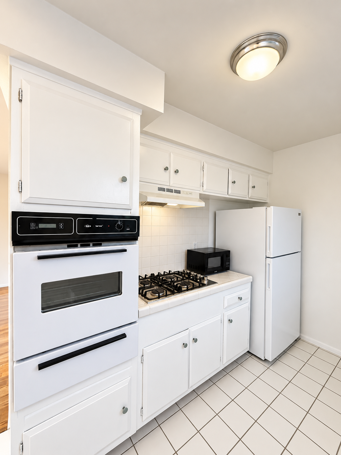 1 bedroom apartment with balcony, pet friendly in 1036 N Crescent Heights Blvd, Unit 6 West Hollywood, CA 90046 — photo 5