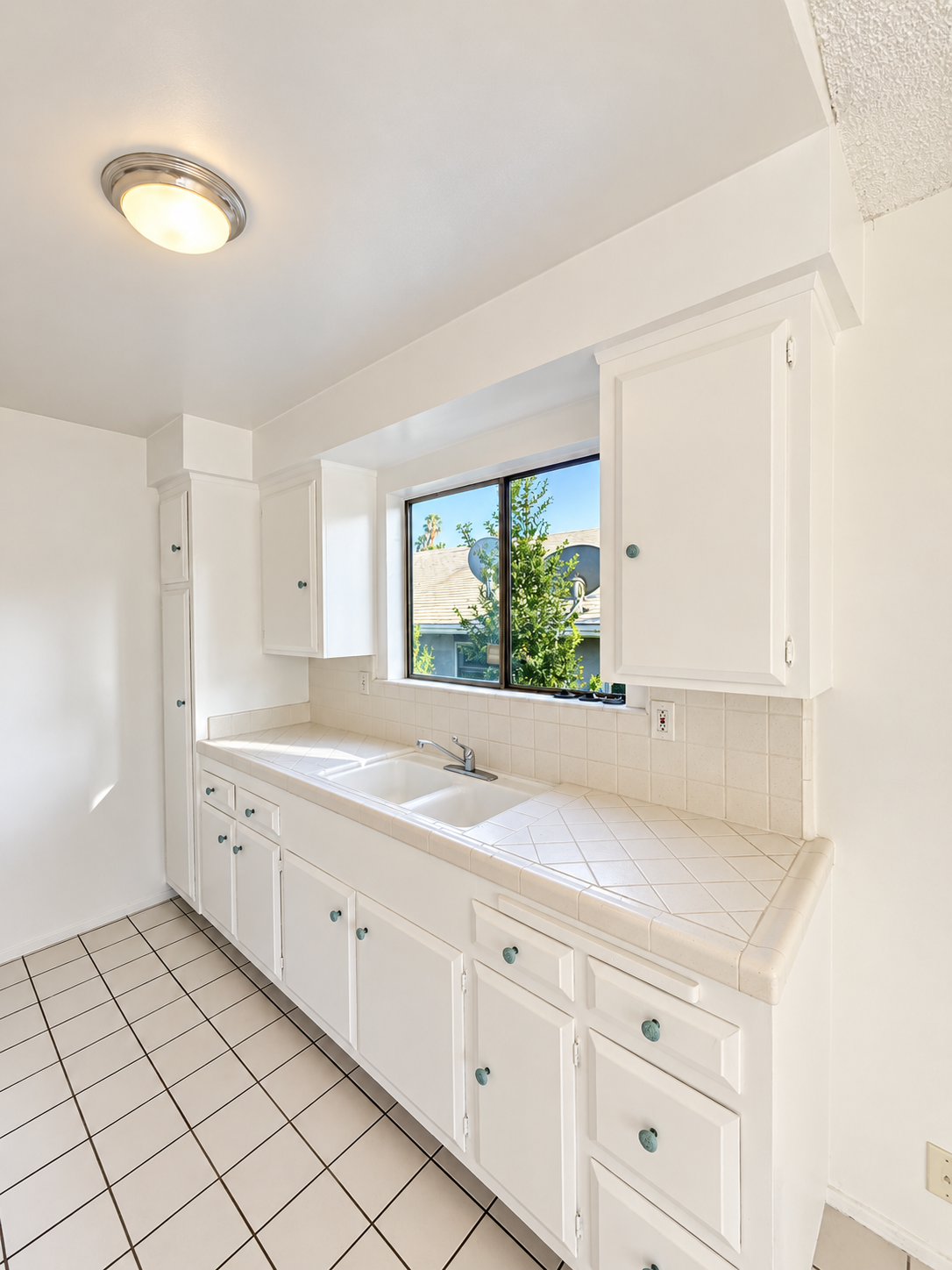 1 bedroom apartment with balcony, pet friendly in 1036 N Crescent Heights Blvd, Unit 6 West Hollywood, CA 90046 — photo 6