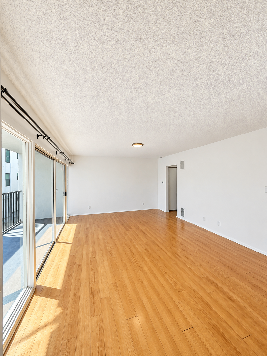 1 bedroom apartment with balcony, pet friendly in 1270 Ozeta Terrace, Unit 4 West Hollywood, CA 90069 — photo 2