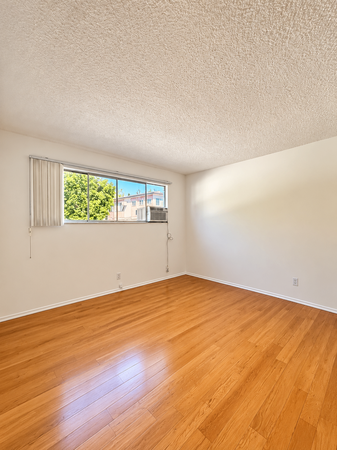 1 bedroom apartment with balcony, pet friendly in 1270 Ozeta Terrace, Unit 4 West Hollywood, CA 90069 — photo 4