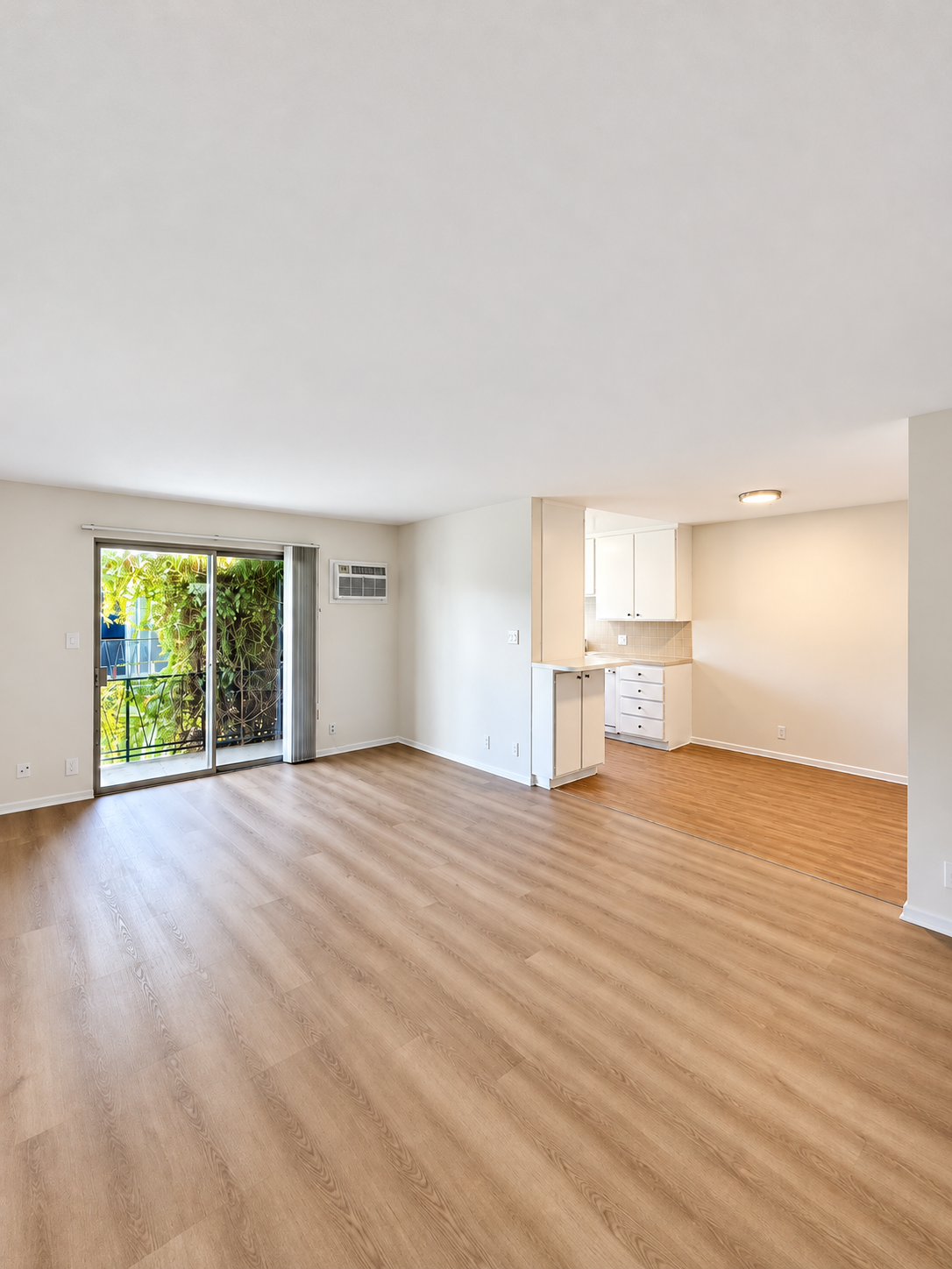 1 bedroom apartment with balcony, pet friendly in 648 Hayworth Ave, Unit 7 Los Angeles, CA 90048 — photo 2