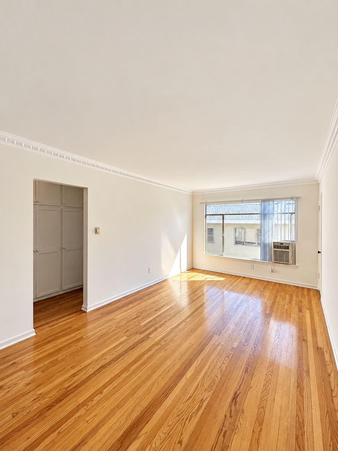 1 bedroom apartment, pet friendly in 2146 Beachwood Dr, Unit 4 Los Angeles, CA 90068 — photo 2