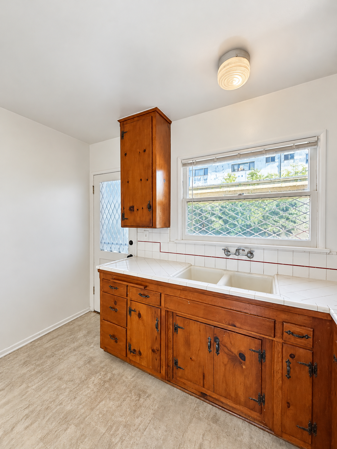 1 bedroom apartment, pet friendly in 2146 Beachwood Dr, Unit 4 Los Angeles, CA 90068 — photo 7