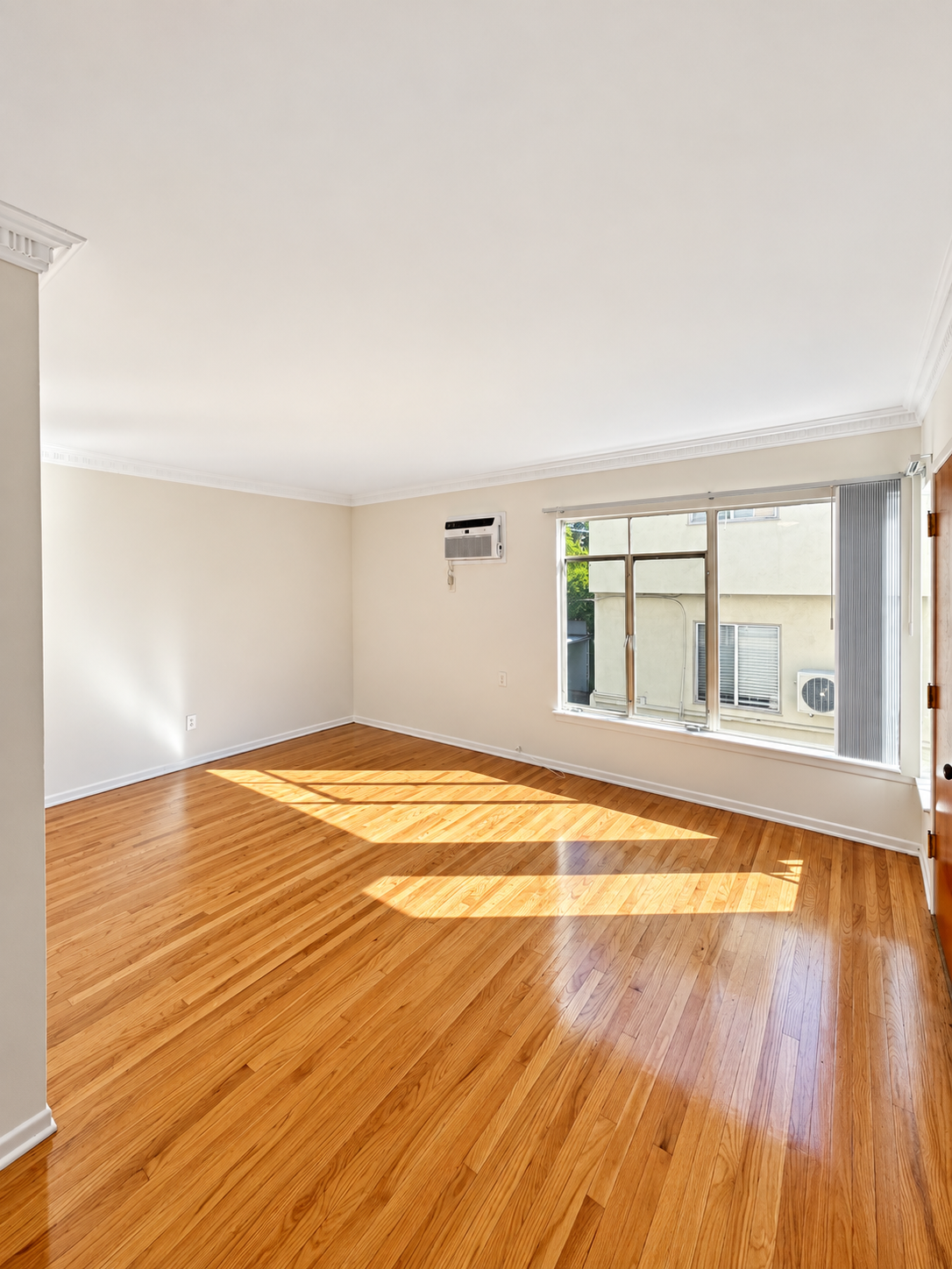 1 bedroom apartment, pet friendly in 2148 Beachwood Dr, Unit 2 Los Angeles, CA 90068 — photo 2