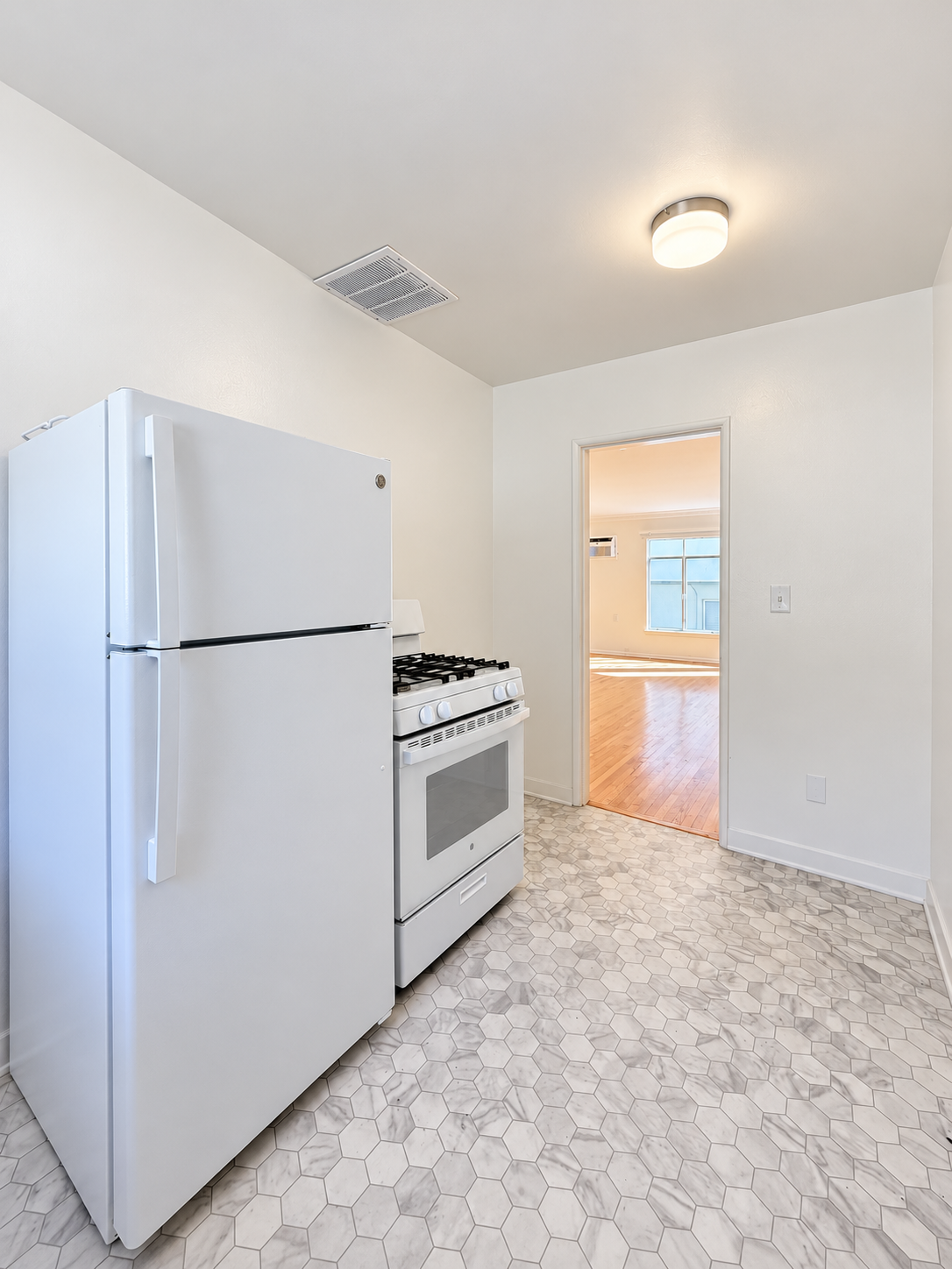 1 bedroom apartment, pet friendly in 2148 Beachwood Dr, Unit 2 Los Angeles, CA 90068 — photo 6