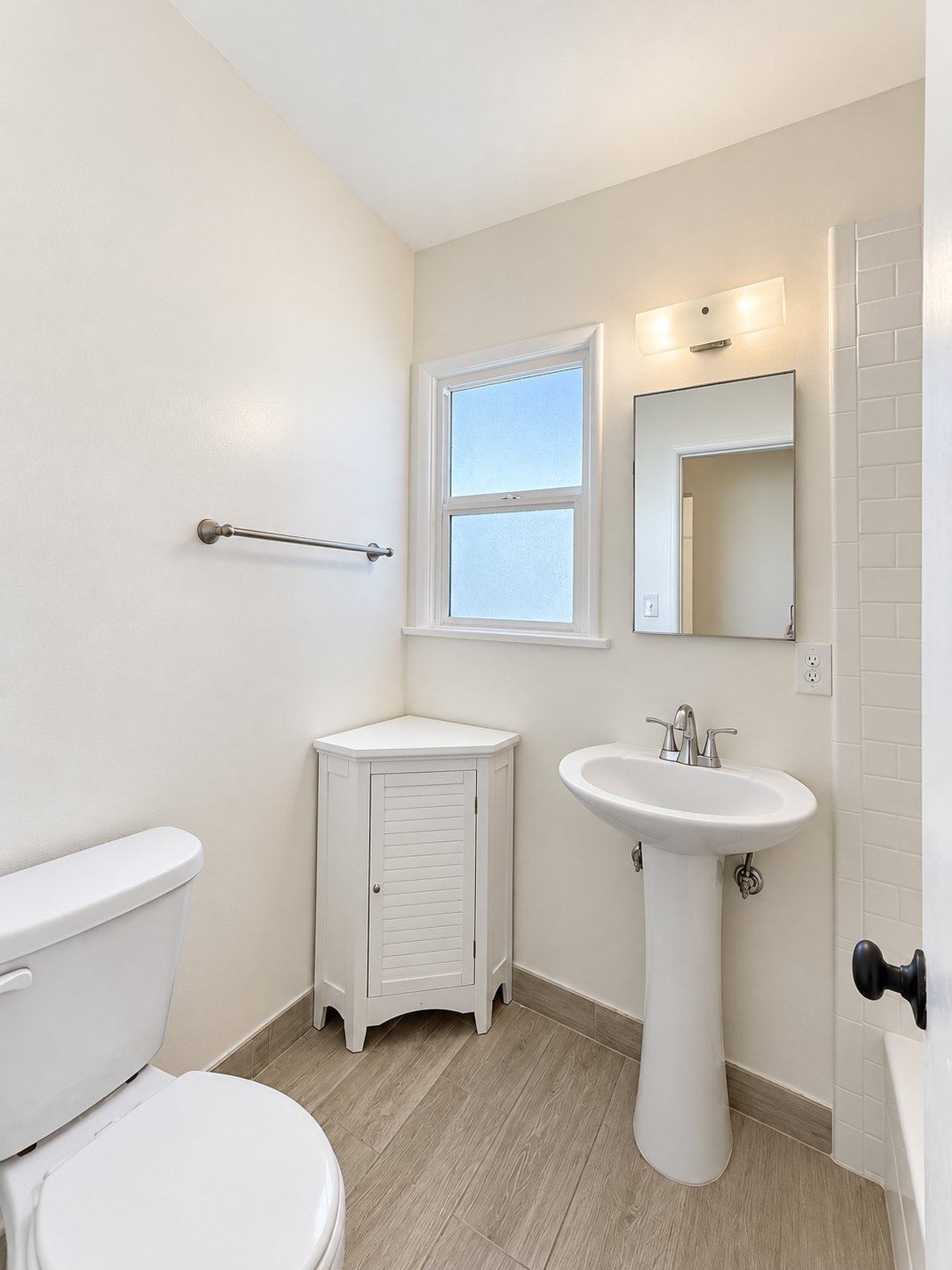 1 bedroom apartment, pet friendly in 2148 Beachwood Dr, Unit 2 Los Angeles, CA 90068 — photo 8