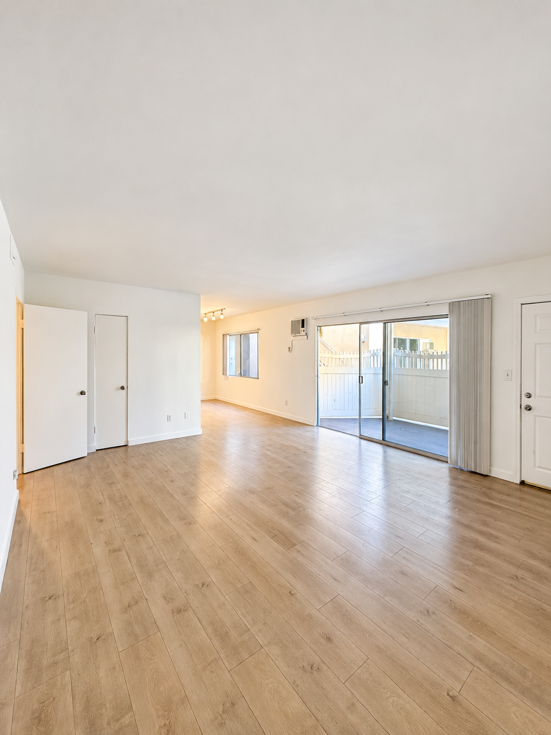 2 bedroom apartment with pool, pet friendly in 1327 Laurel Ave, Unit 4 West Hollywood, CA 90046 — photo 2