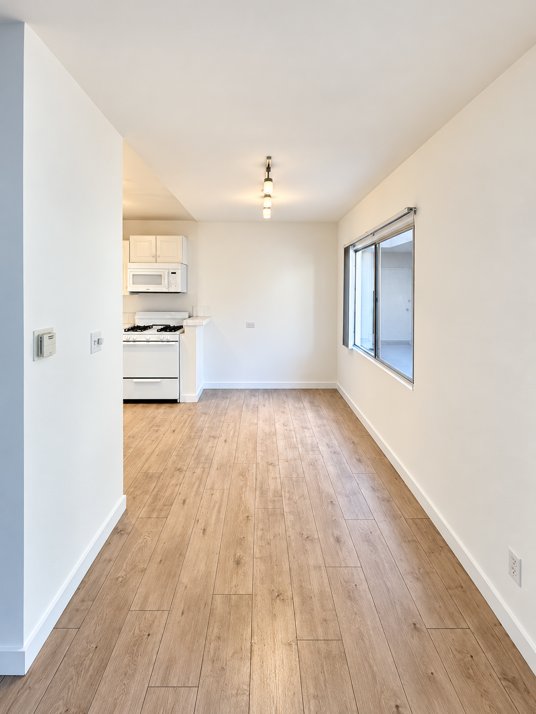 2 bedroom apartment with pool, pet friendly in 1327 Laurel Ave, Unit 4 West Hollywood, CA 90046 — photo 12