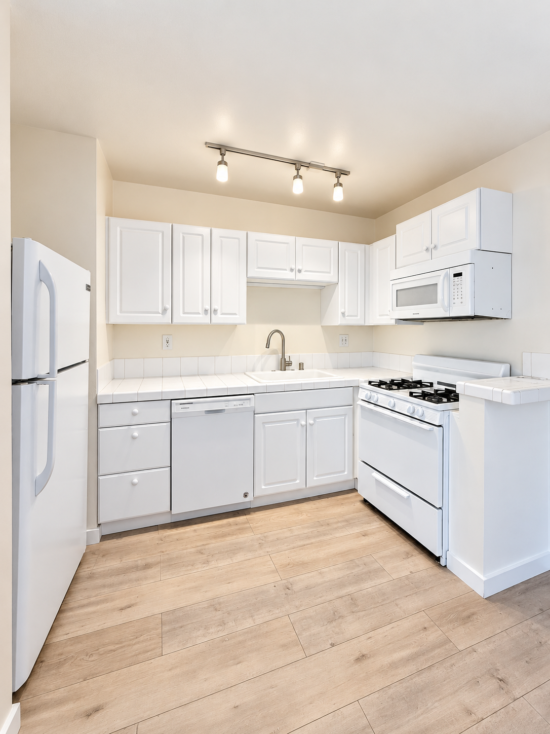 2 bedroom apartment with pool, pet friendly in 1327 Laurel Ave, Unit 4 West Hollywood, CA 90046 — photo 5