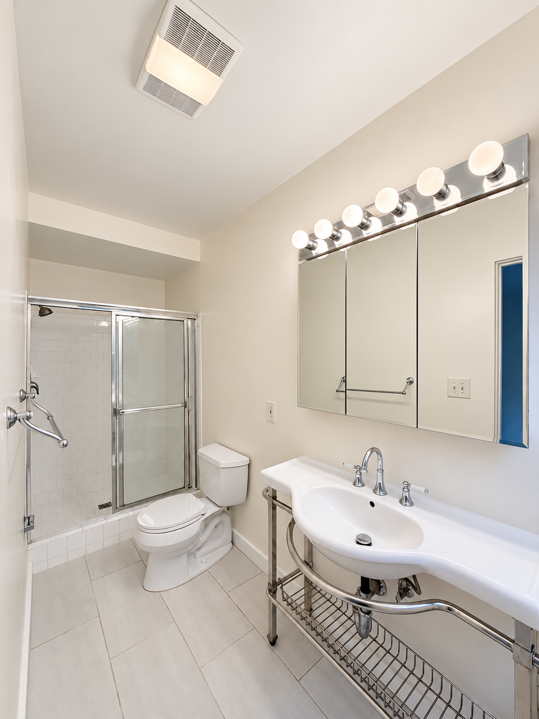 2 bedroom apartment with pool, pet friendly in 1327 Laurel Ave, Unit 4 West Hollywood, CA 90046 — photo 6