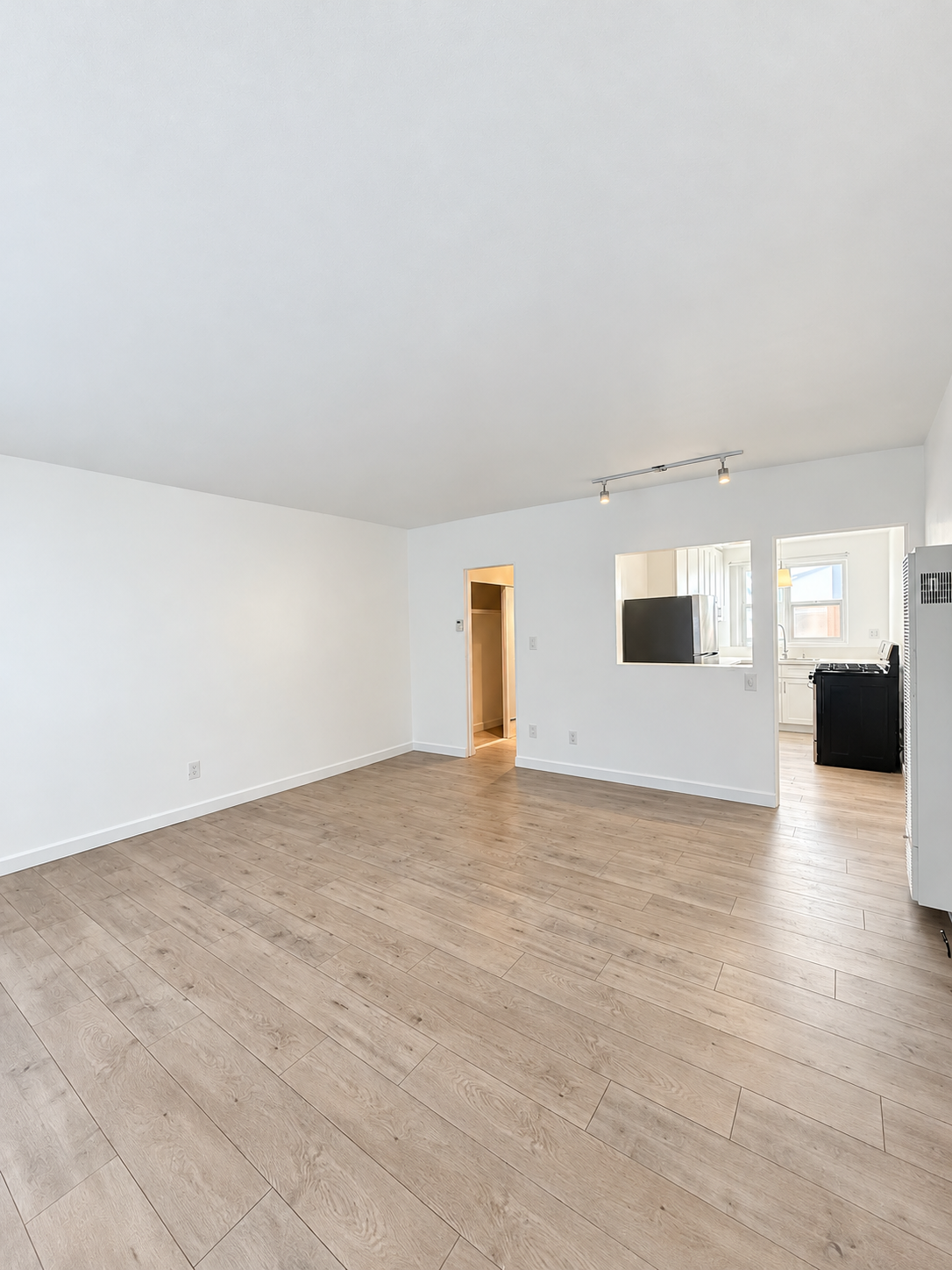 apartment with pool, pet friendly in 1327 Laurel Ave, Unit 5 West Hollywood, CA 90046 — photo 2