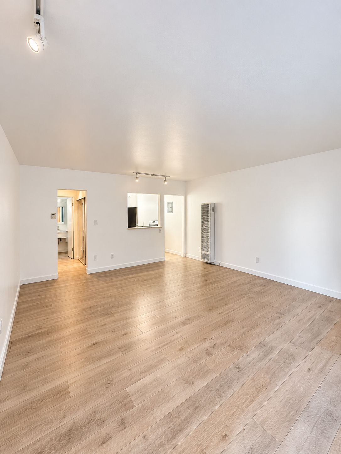 apartment with pool, pet friendly in 1327 Laurel Ave, Unit 5 West Hollywood, CA 90046 — photo 9