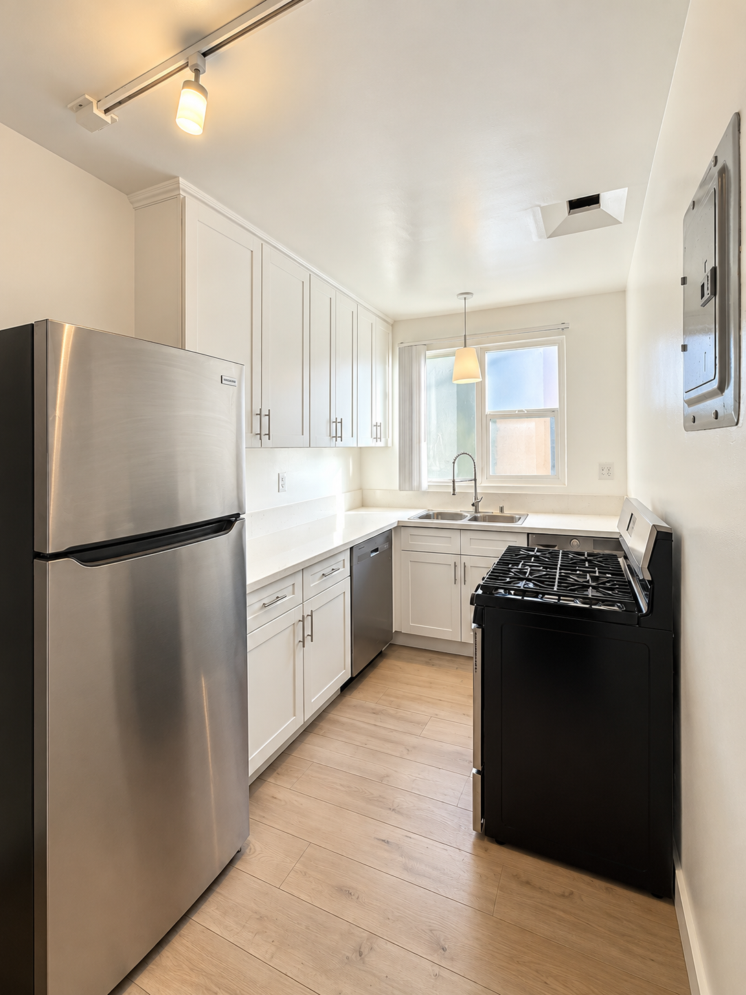 apartment with pool, pet friendly in 1327 Laurel Ave, Unit 5 West Hollywood, CA 90046 — photo 3