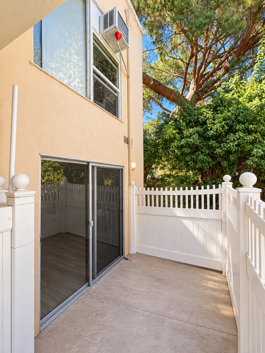 1 bedroom apartment with pool, pet friendly in 1327 Laurel Ave, Unit 7 West Hollywood, CA 90046 — photo 8