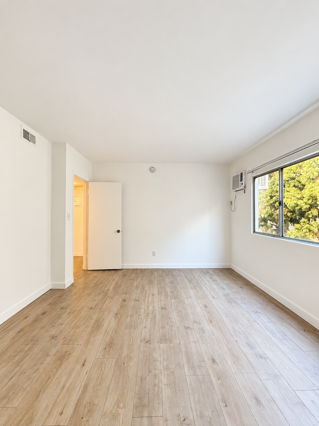 2 bedroom apartment with pool, pet friendly in 1327 Laurel Ave, Unit 3 West Hollywood, CA 90046 — photo 4