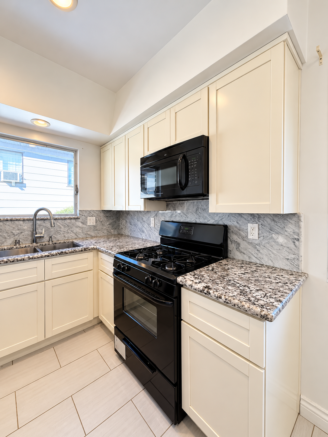 apartment, pet friendly in 1530 Laurel Ave, Unit 11 Los Angeles, CA 90046 — photo 4