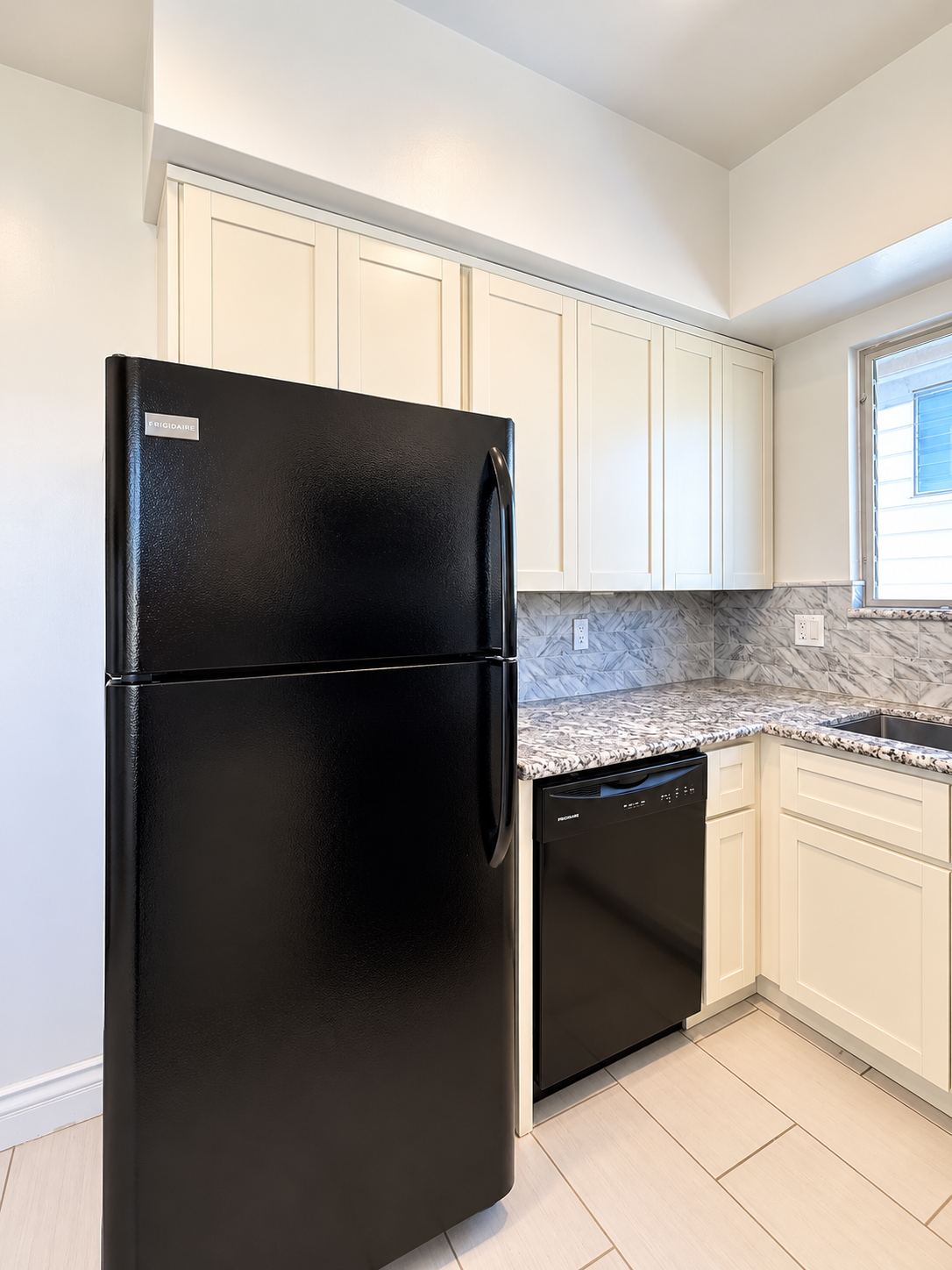apartment, pet friendly in 1530 Laurel Ave, Unit 11 Los Angeles, CA 90046 — photo 3