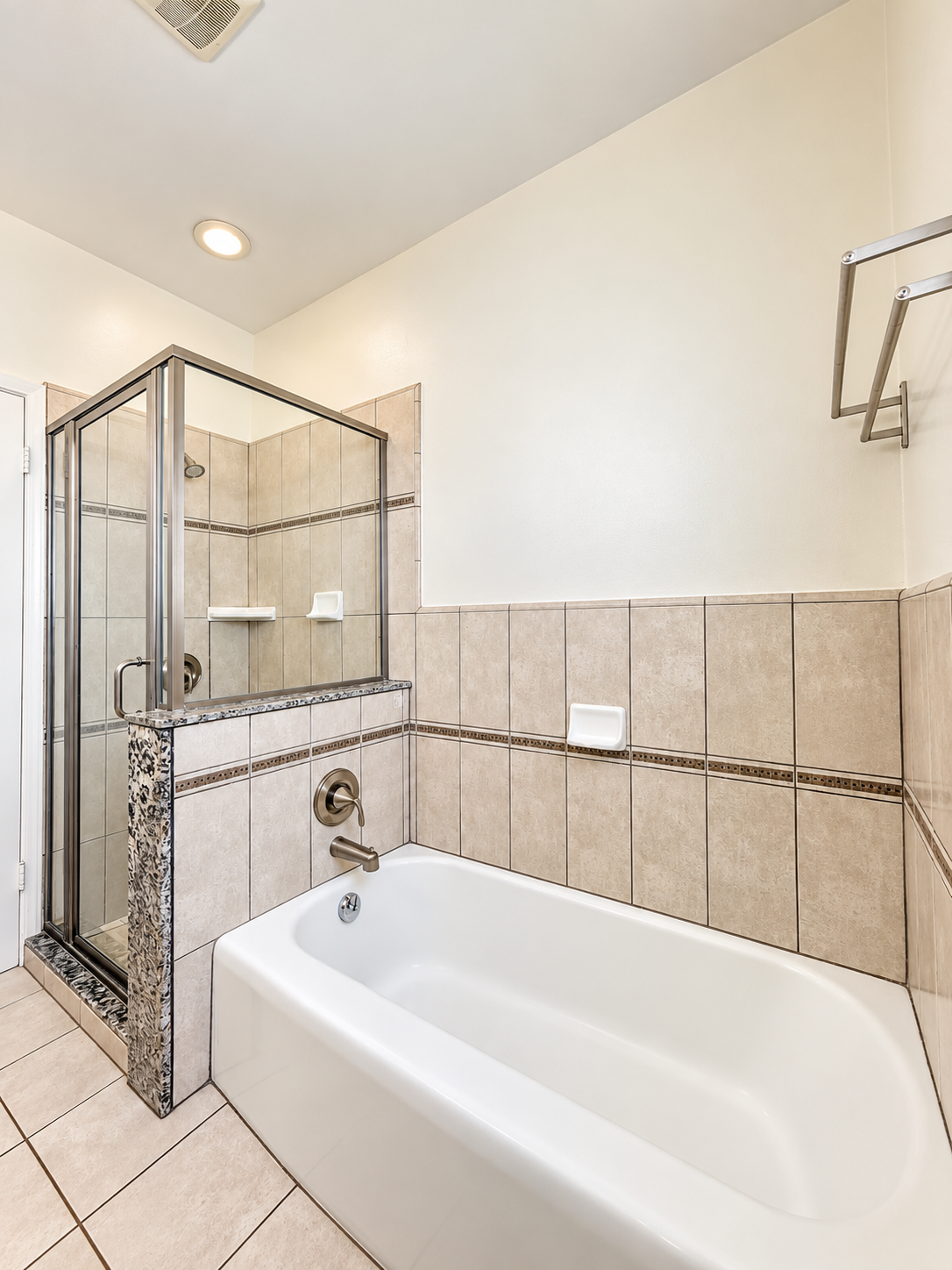 apartment, pet friendly in 1530 Laurel Ave, Unit 11 Los Angeles, CA 90046 — photo 7