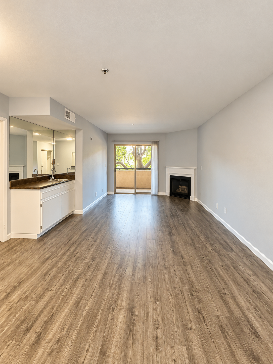 2 bedroom apartment with balcony, pet friendly in 8722 Burton Way, Unit 102 Los Angeles, CA 90048 — photo 2