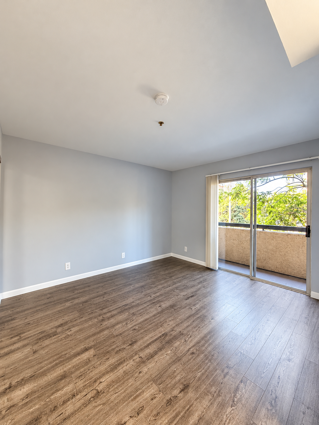 2 bedroom apartment with balcony, pet friendly in 8722 Burton Way, Unit 102 Los Angeles, CA 90048 — photo 4