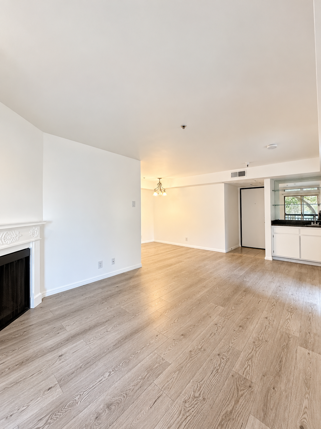 2 bedroom apartment with balcony, pet friendly in 8722 Burton Way, Unit 310 Los Angeles, CA 90048 — photo 2