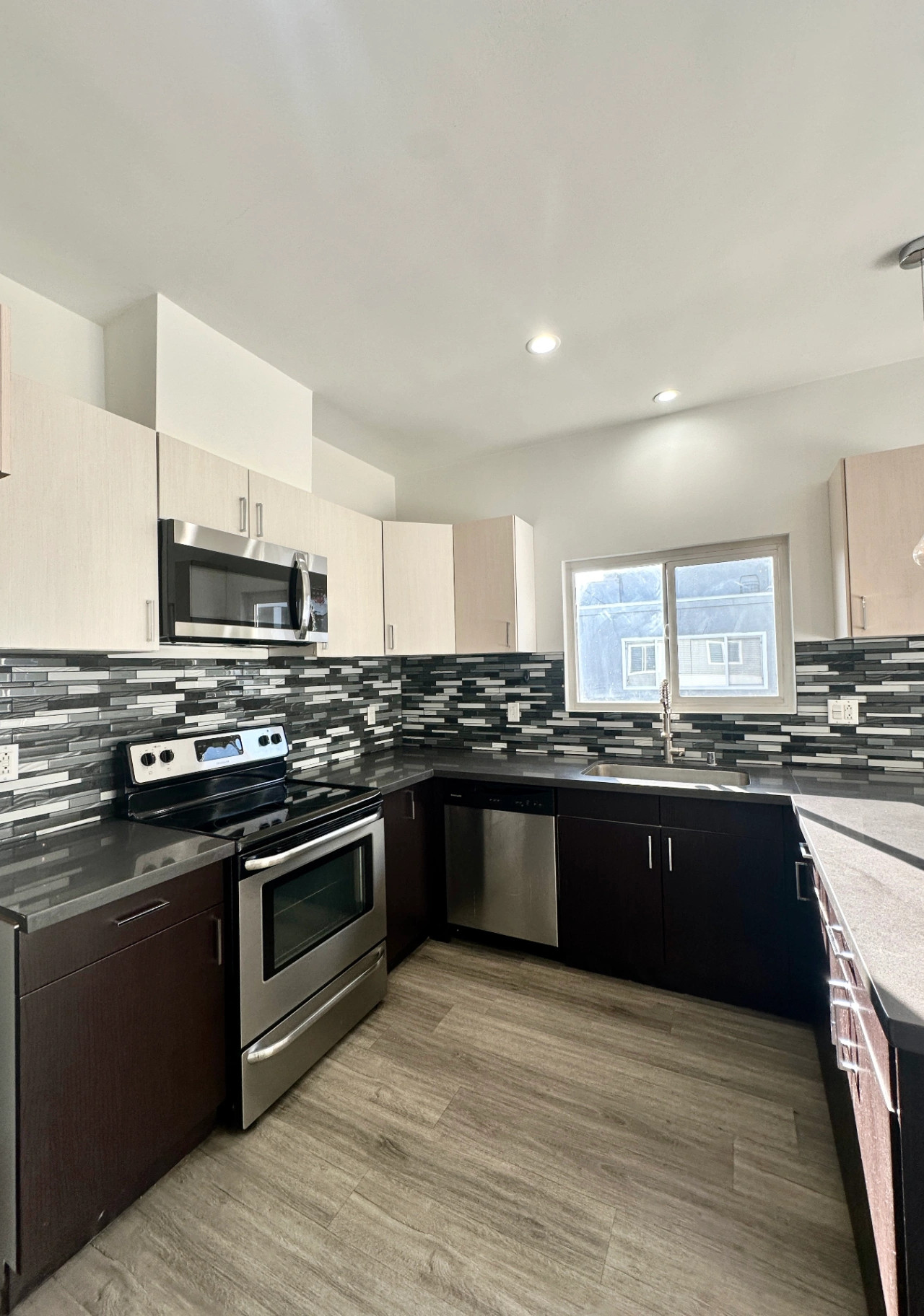 HUGE 2BD/2BA w/ In-Unit W/D, Pool + Balcony - Property Image 1