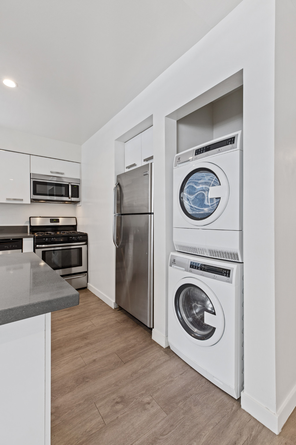 Hancock Park 2BR Deal — In-Unit W/D, Tandem Parking + Modern Remodel! 🔥 - Property Image 1