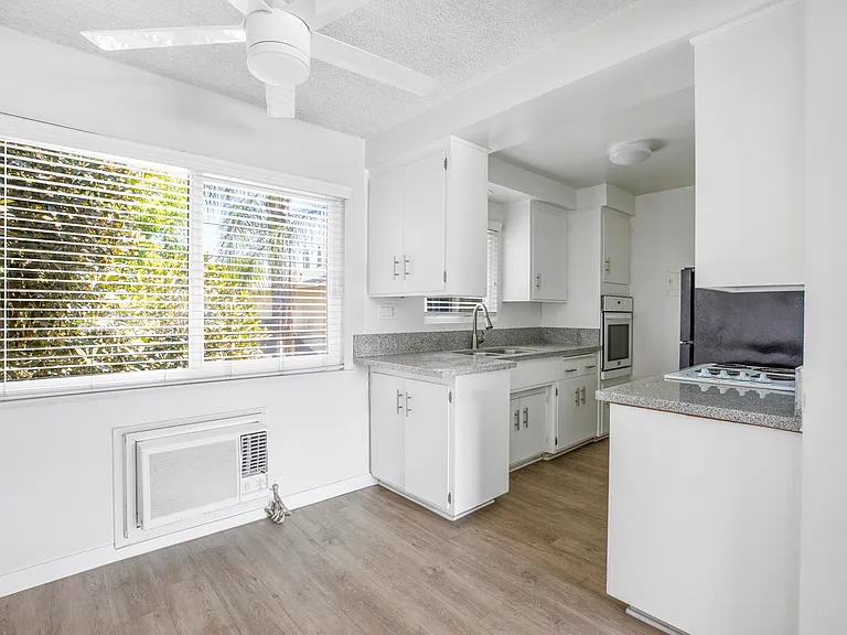 🌴 SOUTH PASADENA GEM — Renovated 1BR, POOL + Covered Parking! 🔥 - Property Image 1